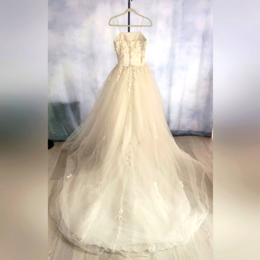 Brand New with tag - Magnificent ballgown Wedding Dress!
